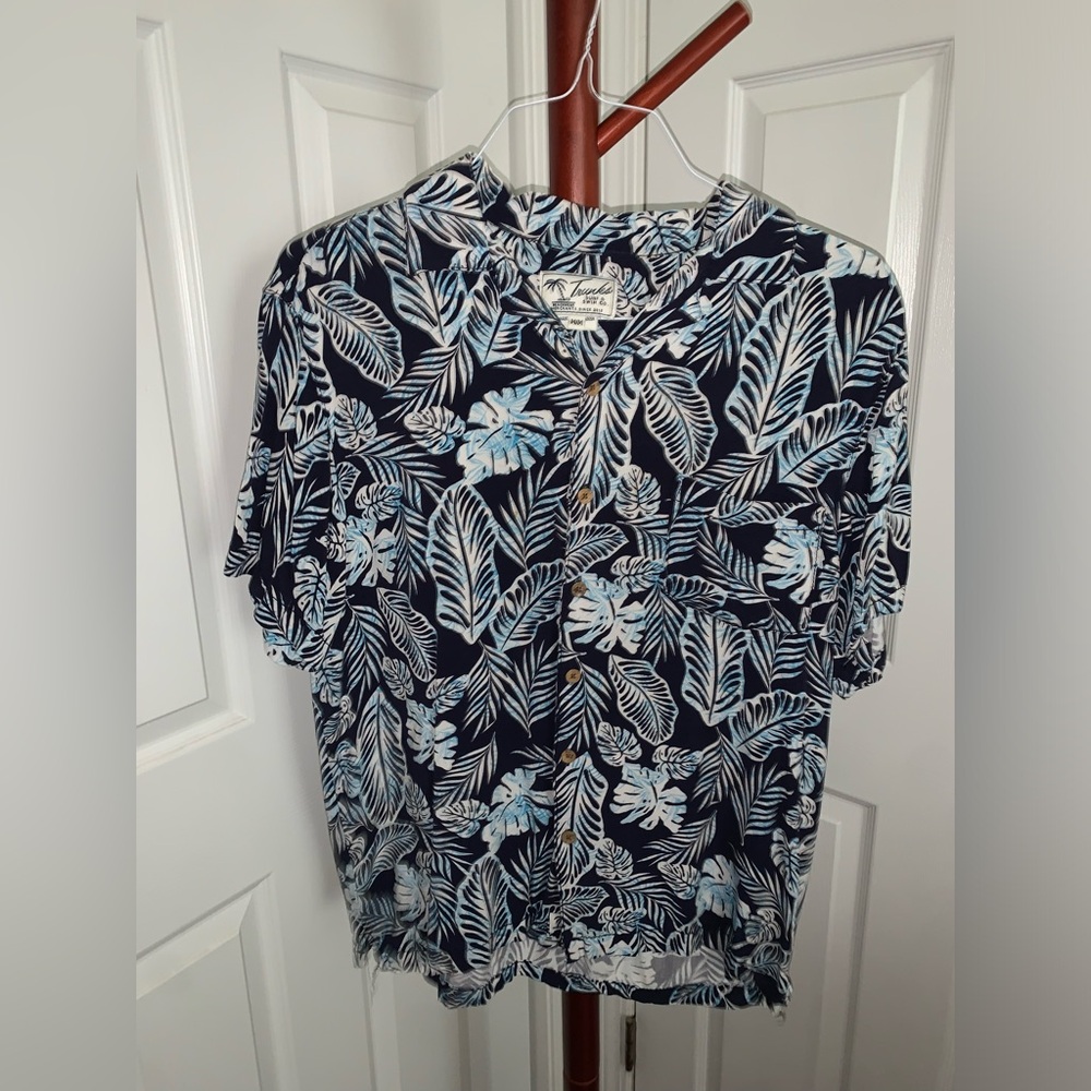 Trunks Brand Navy Blue Tropical Print Beach vacation shirt- Medium/Large, LNWOT